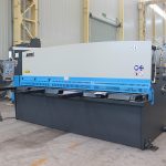 ਧਾਤ ਦੀ ਪਲੇਟ ਲਈ ਹਾਈਡ੍ਰੌਲਿਕ ਸ਼ੀਟ ਮੈਟਲ ਗਿਲੋਟਿਨ ਕੱਟਣ ਵਾਲੀ ਮਸ਼ੀਨ ਸੀ ਐਨ ਸੀ ਕੰਬਲਿੰਗ, ਮੈਟਲ ਸ਼ੀਅਰਿੰਗ ਮਸ਼ੀਨ