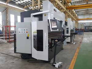 ਰੋਬੋਟ ਨਾਲ ਉੱਚ ਪ੍ਰਦਰਸ਼ਨ ਹਾਈਡ੍ਰੌਲਿਕ ਸਮਕਾਲੀ ਪ੍ਰੈਸ ਬਰੇਕ